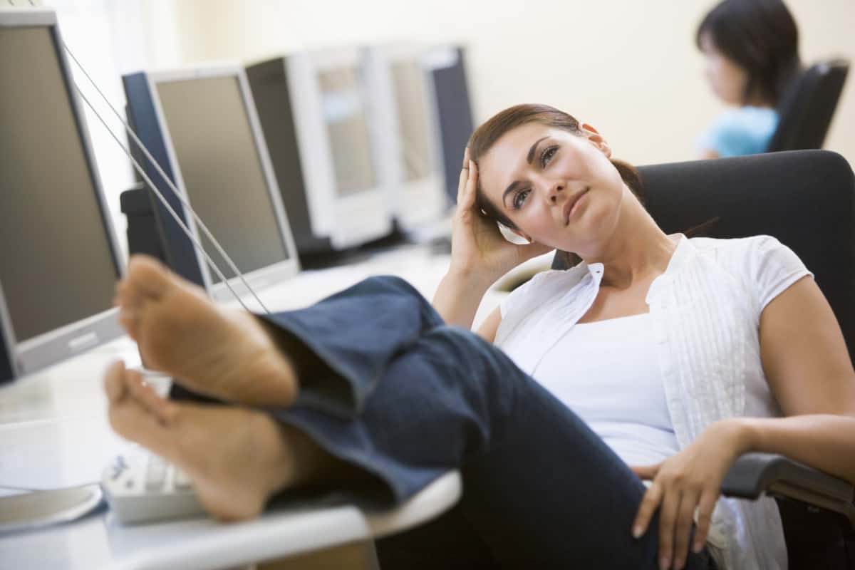 HOW TO KEEP YOUR FEET RELAXED AT WORK